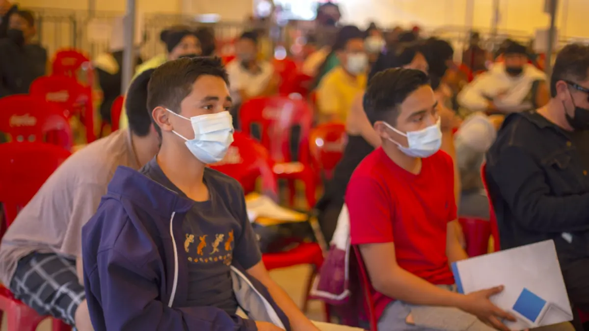 Adolescentes durante vacunación contra covid-19